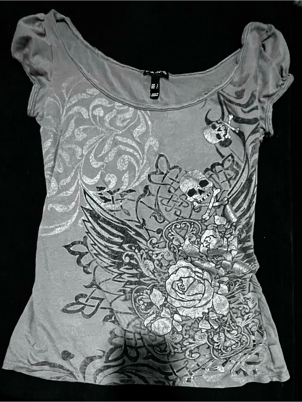 Fang gothic skull Women’s  Scoop Neck Top in Gray with Winged Rose